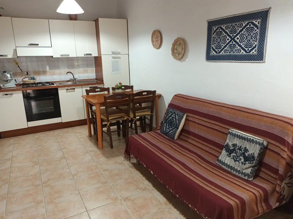 Soggiorno con cucina e divano letto