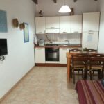 Cucina tavolo con sedie televisore
