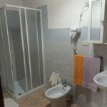 Camera da bagno con doccia