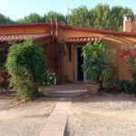 Agriturismo Struttura ampia veranda fiori di geranio oleandri gelsomino
