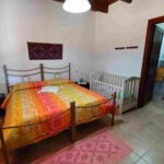 Camera da letto matrimoniale con culla per bambini