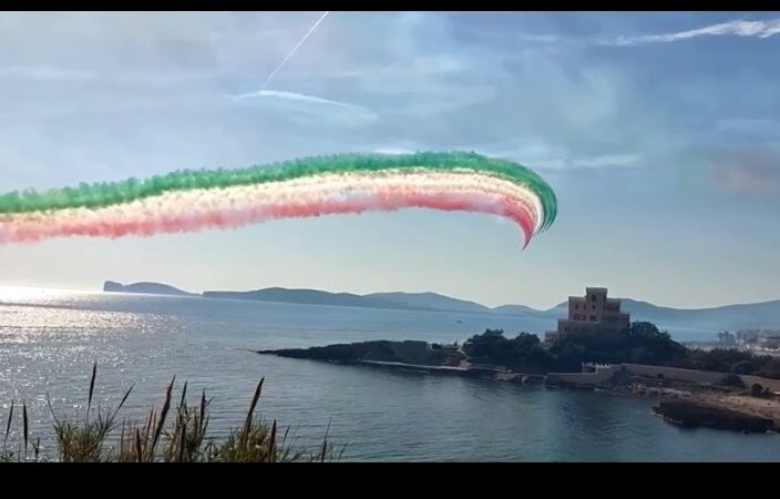 Baia di Alghero nel cielo le frecce tricolore fumo verde bianco rosso