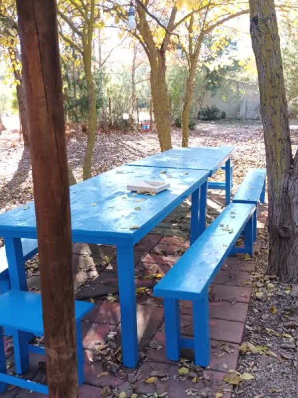 Tavolo con panche colorate