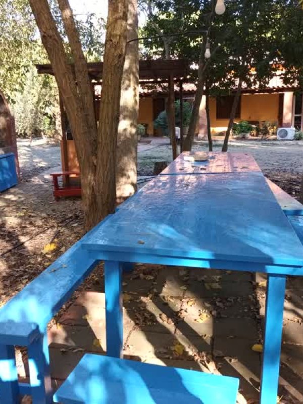 Tavolo e sgabelli in giardino
