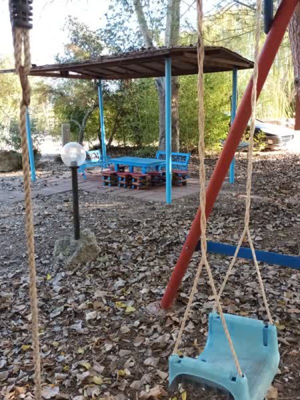 Gioco all'aperto con altalena e panchina
