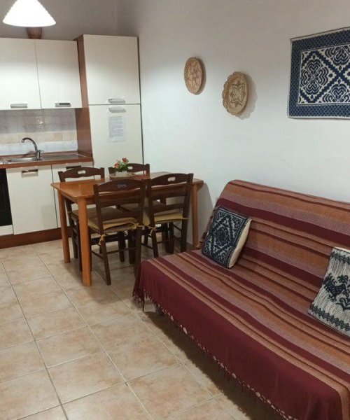Soggiorno con cucina e divano letto