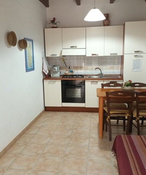 Cucina tavolo con sedie televisore