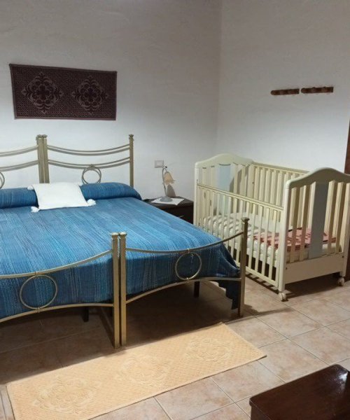 Camera da letto matrimoniale con culla