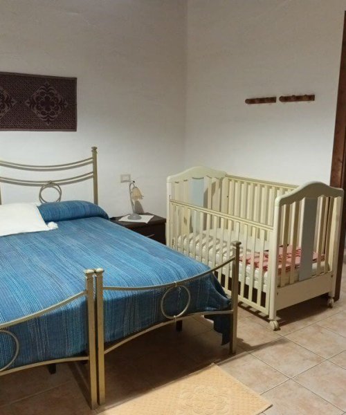 Camera da letto matrimoniale con culla