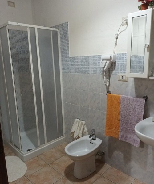 Camera da bagno con doccia