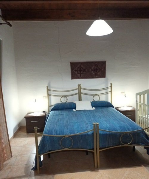 Camera con letto matrimoniale e culla