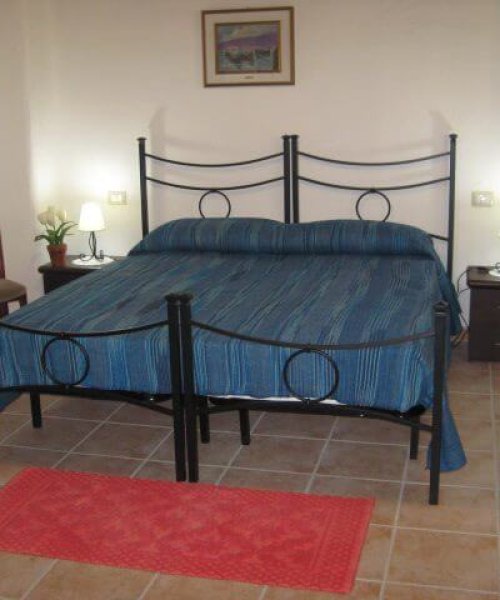 Camera da letto semplice e accogliente